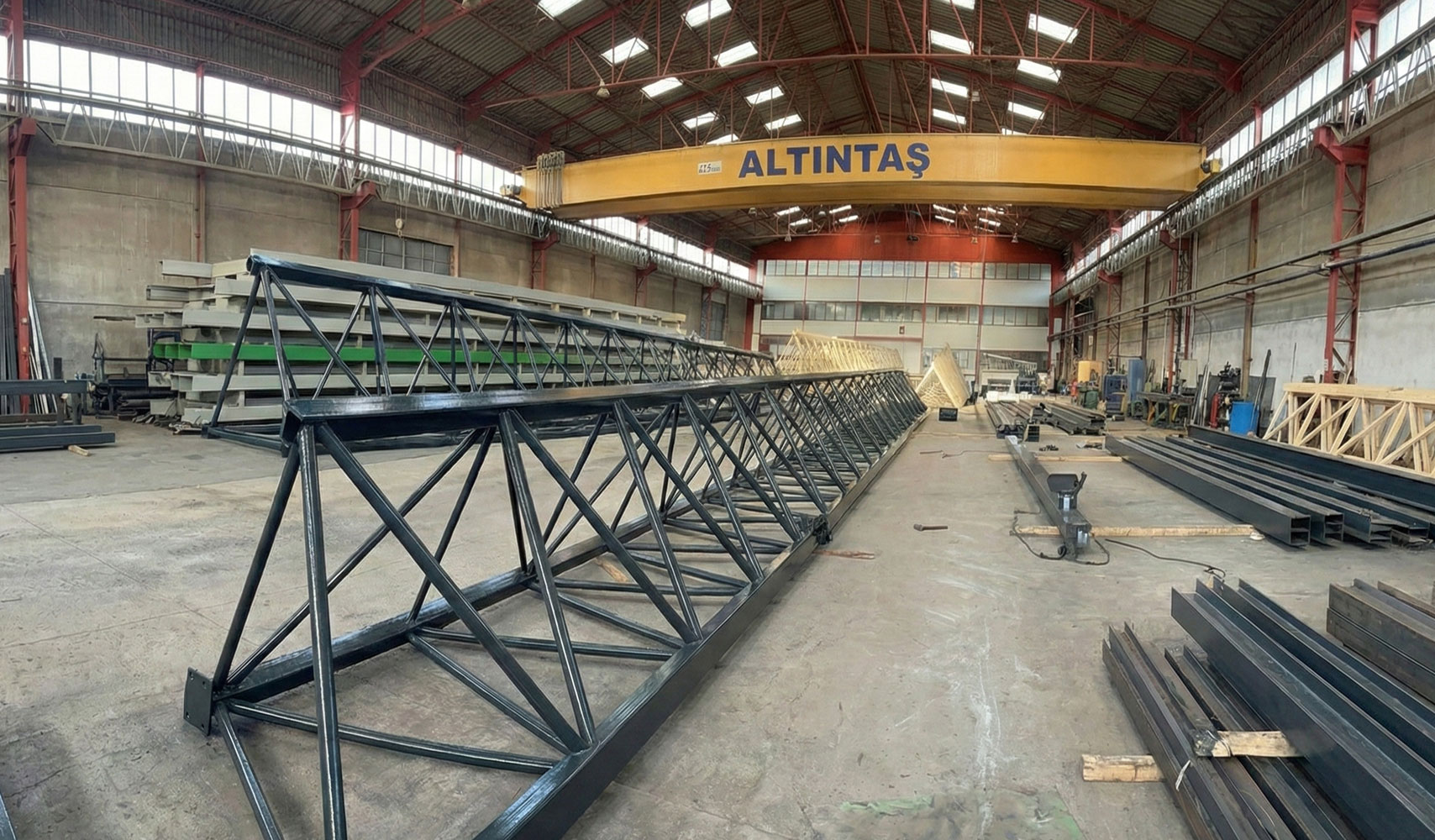 Hataları sıfıra indirmek için tüm üretim süreçlerimizi şantiyede değil, kendi tesislerimizde, kontrollü fabrika ortamında tamamlıyoruz .